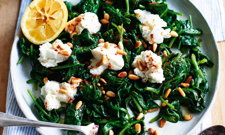 Salata de spanac cu seminte de pin si ricotta