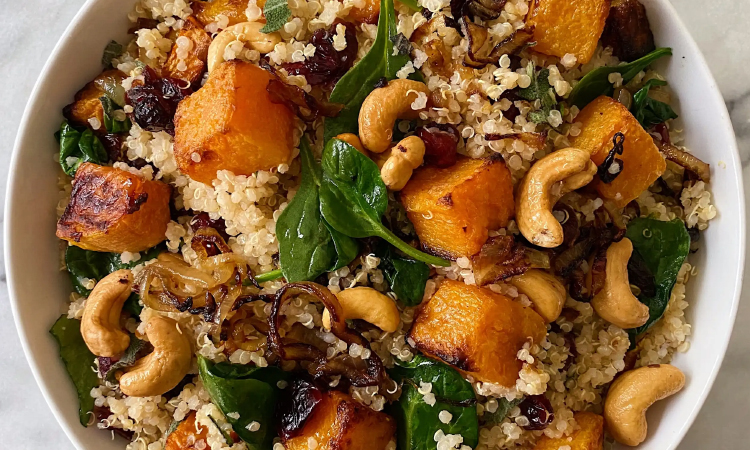 Salata de quinoa cu cartofi dulci si caju copt