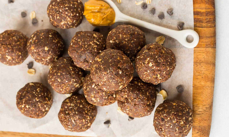 Bomboane raw vegane cu unt de caju si chia