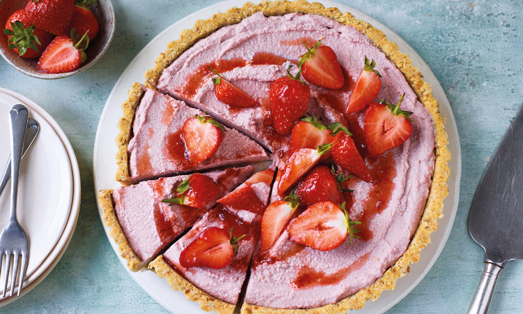 Cheesecake raw-vegan cu caju crud si capsuni