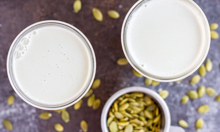 Lapte vegan de dovleac cu sirop de curmale