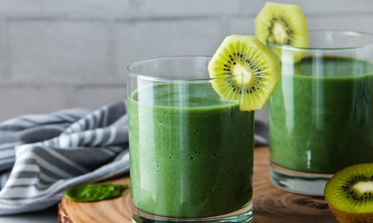 Smoothie cu spirulina, chia si castravete