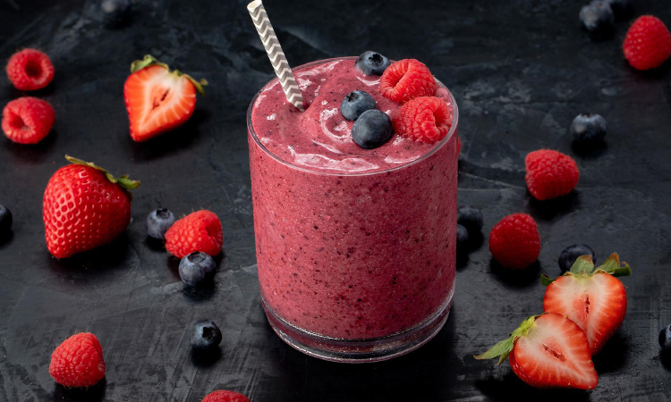 Smoothie cu lapte de cocos si fructe de padure